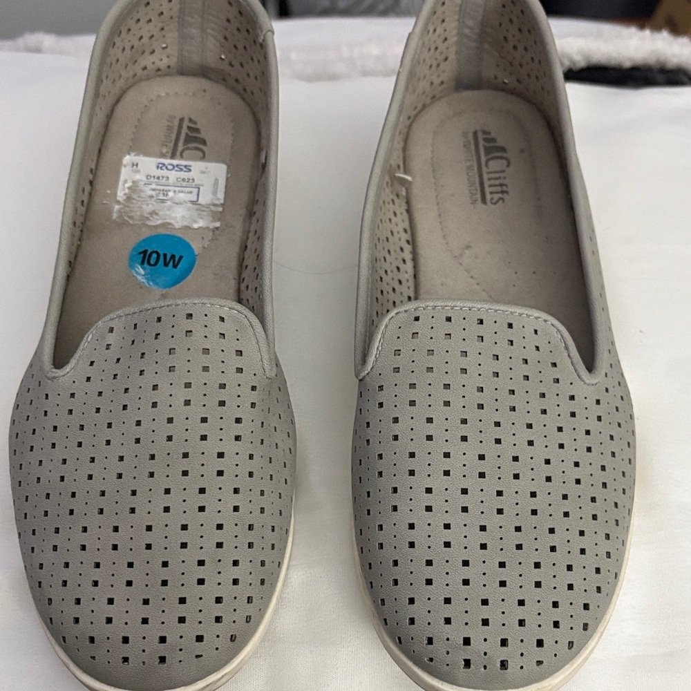These are ladies “CLIFFS” slip on shoes in a
light grey 10W
